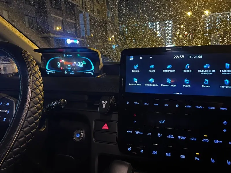 Hyundai Staria ночью: приборная панель и главный экран на русском